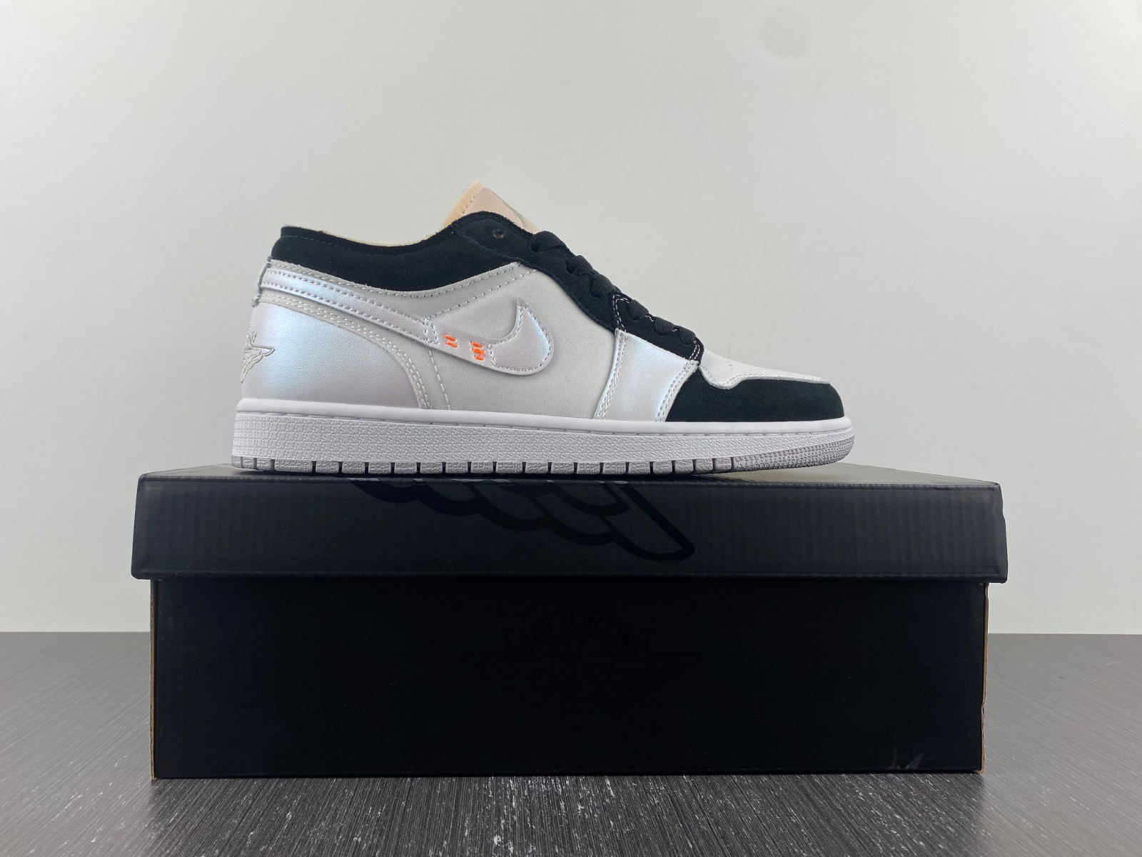 AIR JORDAN 1 LOWR White Black DR8867-400