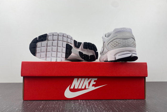 NIKE Air Zoom Vomero BV1358-001