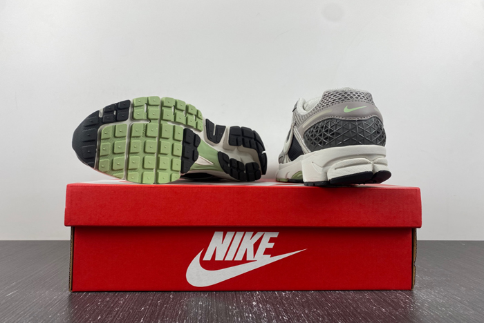 NIKE  Air Zoom Vomero  FB8825-001