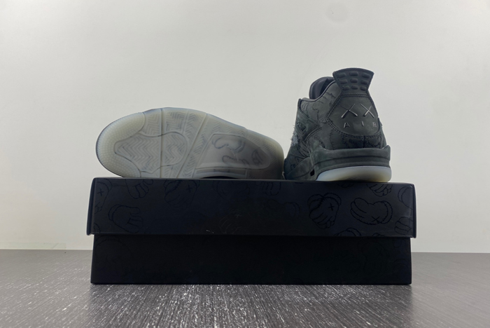 AIR JORDAN 4 RETRO KAWS  930155 001